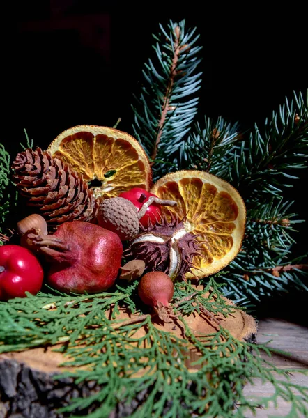 Kerstcompositie Met Natuurlijke Materialen — Stockfoto