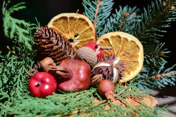 Doğal malzemelerle noel kompozisyonu.
