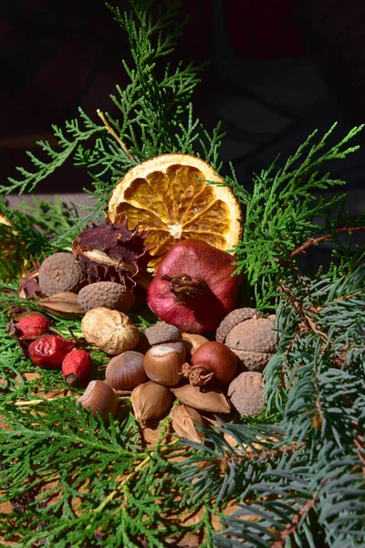 Doğal malzemelerle noel kompozisyonu.