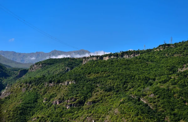Tatev Canavarı, Ermenistan 'da bir kaya çıkıntısının üzerinde duruyor..