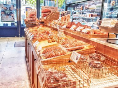 Seul, Güney Kore, 11 Kasım 2024. Itaewon. Bir pastanede kruvasan ekmek ve kurabiye sergileniyor. Yemek ve yaşam tarzı içeriği için harika bir sahne sunuyor..