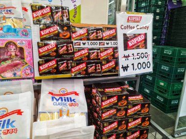 Seul, Güney Kore, 12 Kasım 2024. Kopiko kahve şekerleri ve süt krakerleri bir marketin vitrininde bir rafta otururlar. Bu aperatif ya da market kavramları için mükemmeldir..