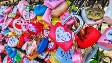 Seul, Güney Kore, 12 Kasım 2024. Bir yapıya iliştirilmiş canlı bir aşk kilidi koleksiyonu. Uzun süreli ilişkileri ve yürekten bağlılığı simgeliyor. Seyahat için mükemmel..