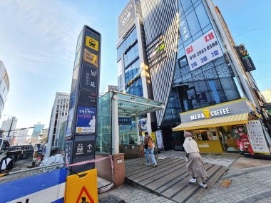 Busan, Güney Kore, 9 Kasım 2024. Busan, Güney Kore 'de Nampo metro istasyonunun girişi ve bir Mega Kafe; şehir keşfi ve seyahat için ideal.