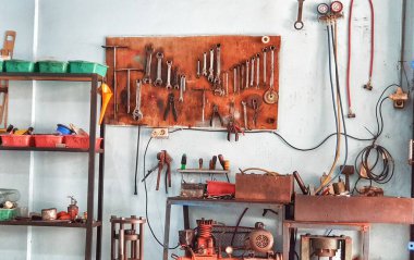 Bekasi, Endonezya 21 Nisan 2024. Mekanik atölyesinin iç mimarisi, araç bakımında kullanılan iyi örgütlenmiş araç ve ekipman sunar, garaj veya temalı içeriği onarmak için mükemmeldir.