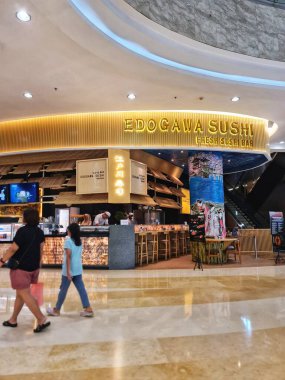 Jakarta, Endonezya 12 Nisan 2025. Anne ve kızı Edogawa Suşi Barı 'na doğru yürüyor. Yemek ve yaşam tarzı için mükemmel bir yemek için hazır..