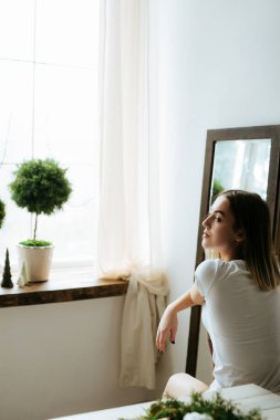 Genç kız sabah egzersizi güzellik sağlığına el uzatır