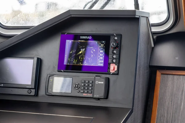Denizcilik ortamında modern teknolojiyi vurgulayan dijital ekran ve iletişim ünitesi de dahil olmak üzere deniz navigasyon cihazlarıyla donatılmış bir tekne gösterge paneli