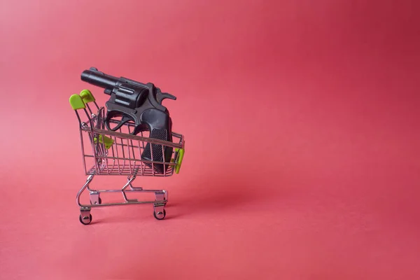 Kontrol Senjata Terkait Konsep Pistol Mainan Hitam Shopping Cart — Stok Foto