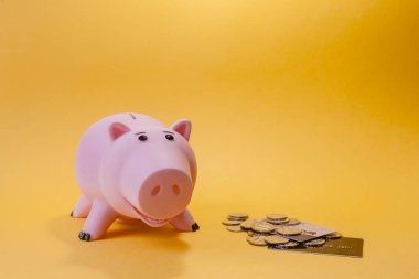 sikke ve sarı kopya alanı ile oyuncak piggy banka