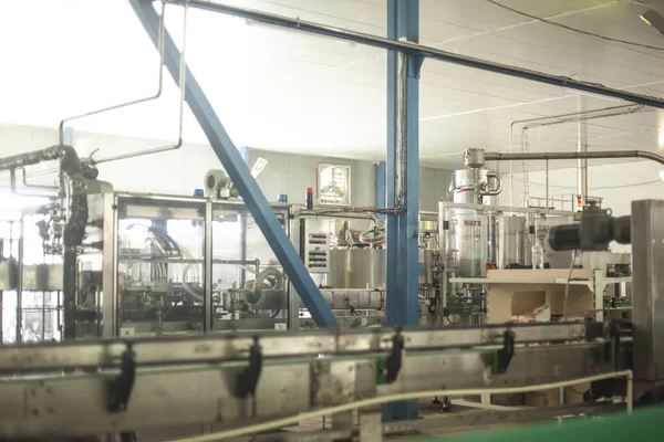 샴페인 공장에서 컨베이어 라인에 알코올 Bottling — 스톡 사진