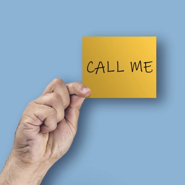 Beni ara. Gösterilen veya metin ile kartı tutan el.