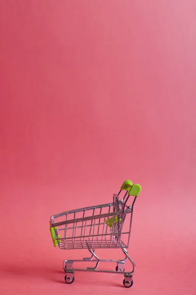 Panier Miniature Sur Rouge Shopping Concept Ligne Espace Copie Vide — Photo gratuite