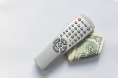 TV uzaktan kumanda ve bize dolar beyaz arka plan üzerinde. TV ya da televizyon kavramı ödeme.