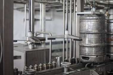 bira fıçıları üzerinde fabrika üretim hattında