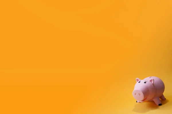 コピー スペースと黄色の背景にピンクのおもちゃ貯金箱のお金ボックス — ストック写真