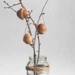 复活节的概念。树枝上的棕色鸡蛋。挂在玻璃瓶树枝上的复活节彩蛋