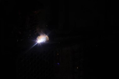 Koruyucu maske kaynak metal çalışan adamla.