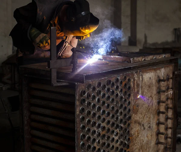 Kaynakçı Metal Ile Çalışma Işçi Ile Koruyucu Maske Kaynak Demir — Stok fotoğraf