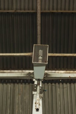 Endüstriyel ampul metal duvara monte edilmiş bir koruyucu tel kafes görüntü tonda