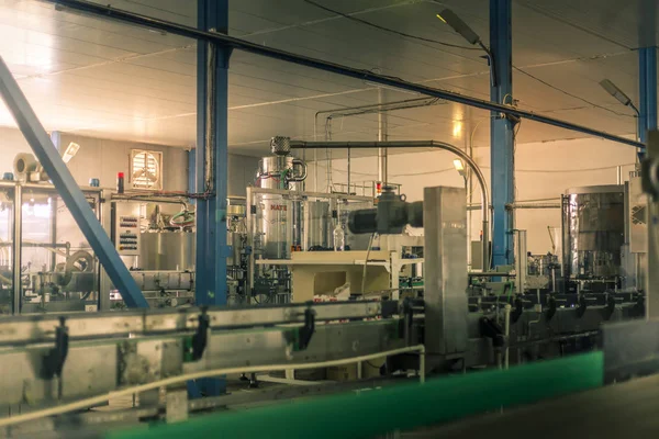 Glazen Flessen Lijn Van Automatische Transportband Aan Fabriek Van Champagne — Stockfoto