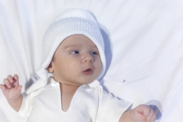 Adorable Bébé Garçon Nouveau Couché Sur Ventre Dans Une Chambre — Photo