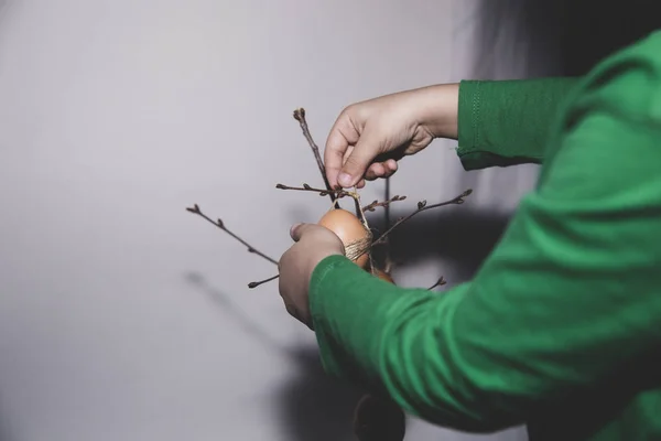 Påsk Semester Preparat Liten Pojke Hängande Påskägg Grenen Söt Liten — Stockfoto