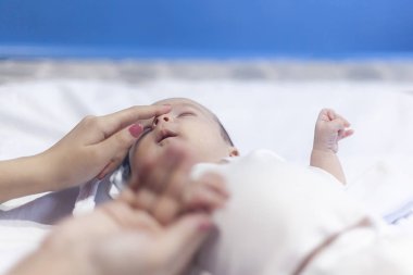 Anne el dokunmadan burun, A erkek bebek