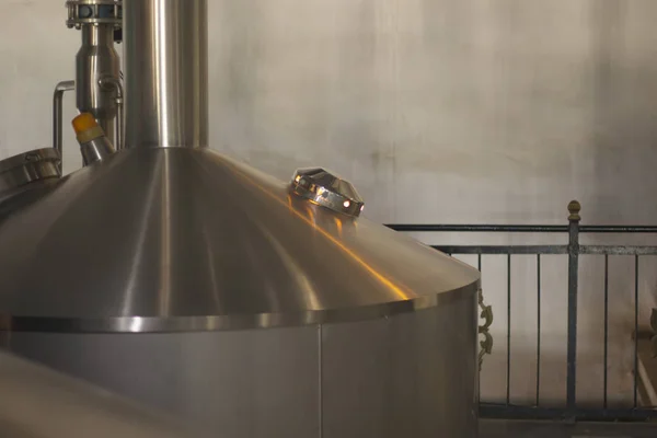 Brewery stainless tank baja. konsep bisnis bir diseduh, produksi bir — Stok Foto