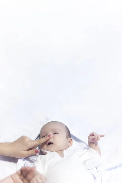 어머니는 작은 귀여운 신생아 아기의 코를 만지고. 배너 크기 사진 — 스톡 사진