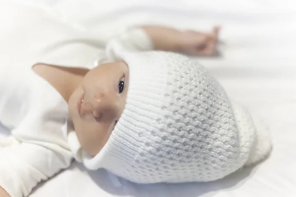 Bebé masculino recién nacido diminuto sobre fondo blanco —  Fotos de Stock