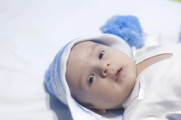 Kleine schattige pasgeboren babyjongen — Stockfoto