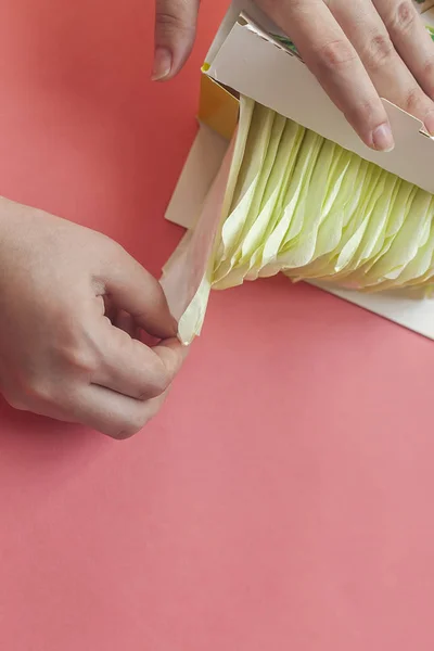 Chica joven tomando la almohadilla menstrual fuera de la caja — Foto de Stock