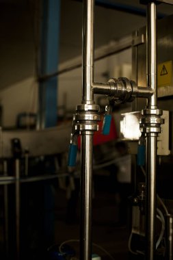 Borular ve göstergeleri oluşan mekanizmaları bira