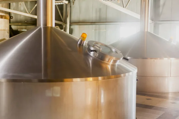 醸造所のステンレス製タンク。ビジネス コンセプトの醸造ビール、ビール生産量 — ストック写真