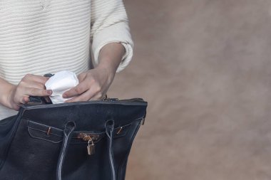 Kadınlar adet bir yastık tutun. Genç kadın onun çantasından sıhhi bir yastık yaptırmayı. Beyaz adet ped