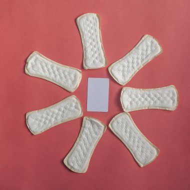 Boş beyaz kağıt üzerine kırmızı arka plan ile kadınsı hijyen pad