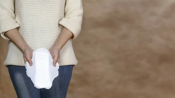 Mujer joven sosteniendo una almohadilla menstrual — Foto de Stock