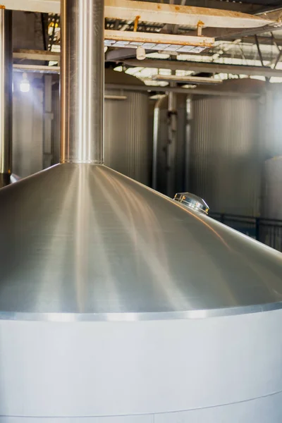 Pivovar nádrže z nerezové oceli. obchodní koncept vaří pivo, výroba piva — Stock fotografie