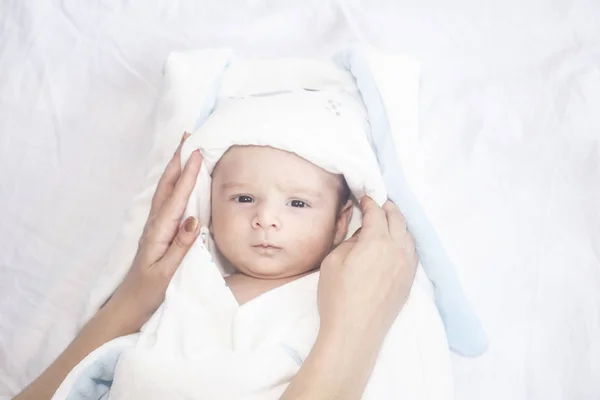 可爱可爱的新生男婴在白色的背景。这个可爱的孩子穿着一只长耳朵的兔子服装。节日, 复活节. — 图库照片