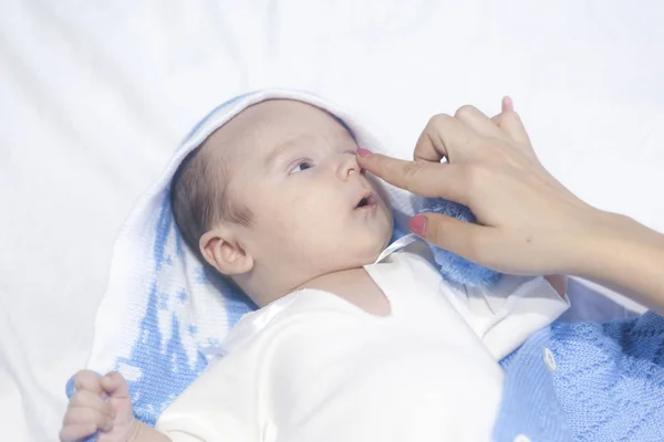 Μητέρα χέρι αγγίζει την μύτη του ένα μωρό αγόρι — Φωτογραφία Αρχείου
