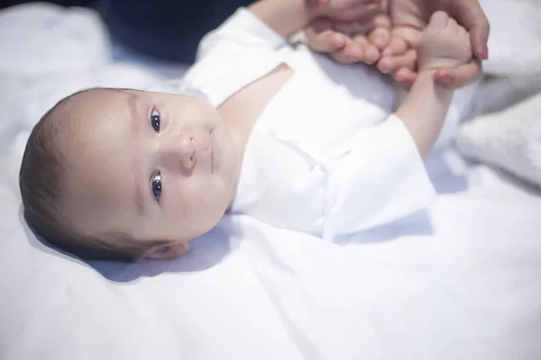 Poco lindo bebé recién nacido niño mintiendo y mirando —  Fotos de Stock