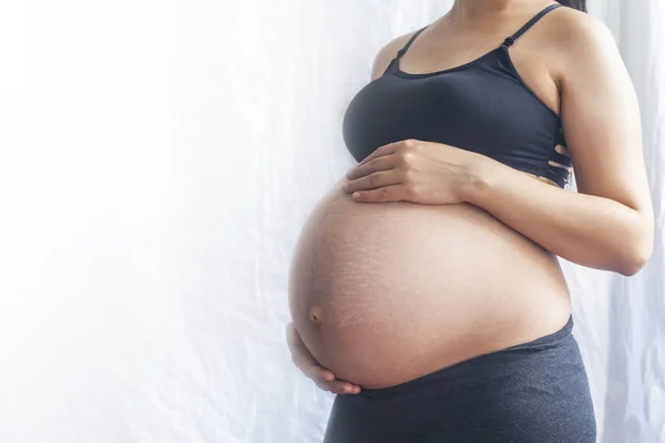 Una mujer embarazada. 9º Mes de Embarazo. Copiar espacio — Foto de Stock