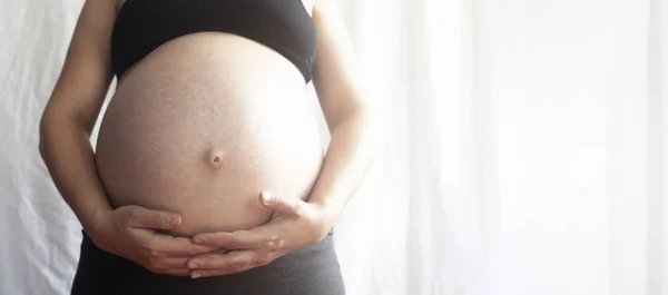 Kobieta w ciąży. 9 miesiąc ciąży. Miejsce — Zdjęcie stockowe