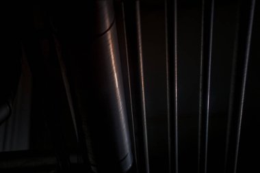 Ekipman ve boru endüstriyel tesis içinde. Fabrika. Çeşitli mekanizmaları ve metal borular. Tonlu görüntü.