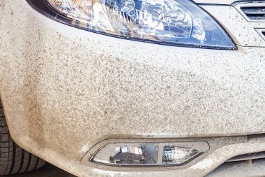 Yağmur sonra kirli bir araba