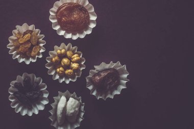 EID Mübarek. Farklı iftar tatlılar. Eid Al Kurban Bayramı kutlama. İslam geleneksel tatil. Eid al-Bayramı. Holly ay Ramazan. Orta Doğu dini bayram. Kurutulmuş tarihi meyve. Düz yatıyordu, en iyi görünümü.