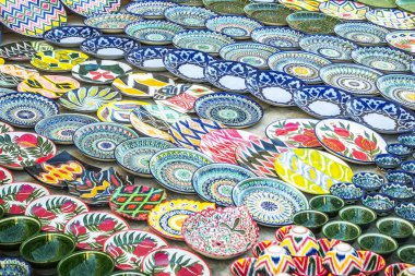 Buhara, Özbekistan - 13 Mart 2019: Buhara Özbek Milli hatıralık ve hediye dükkanı. Eski buhara piyasaların sokakları, seramik Dükkanı