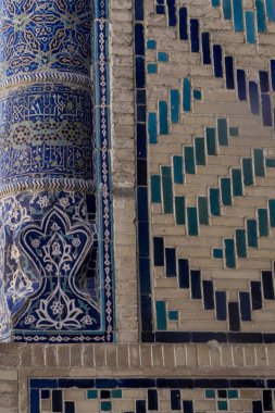 Geleneksel İslam süsleme ayrıntılar. Özbek mimarisi. Buhara, Özbekistan'a el yapımı süs çinilerle binanın antik duvarlar ayrıntılarını