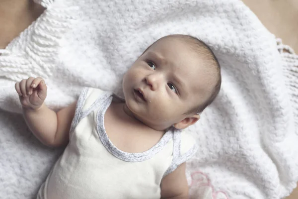 2 maand babyjongen liggen. Close-up van schattige schattige pasgeboren babyjongen van twee maanden op zacht textiel. Mooie kind spelen — Stockfoto